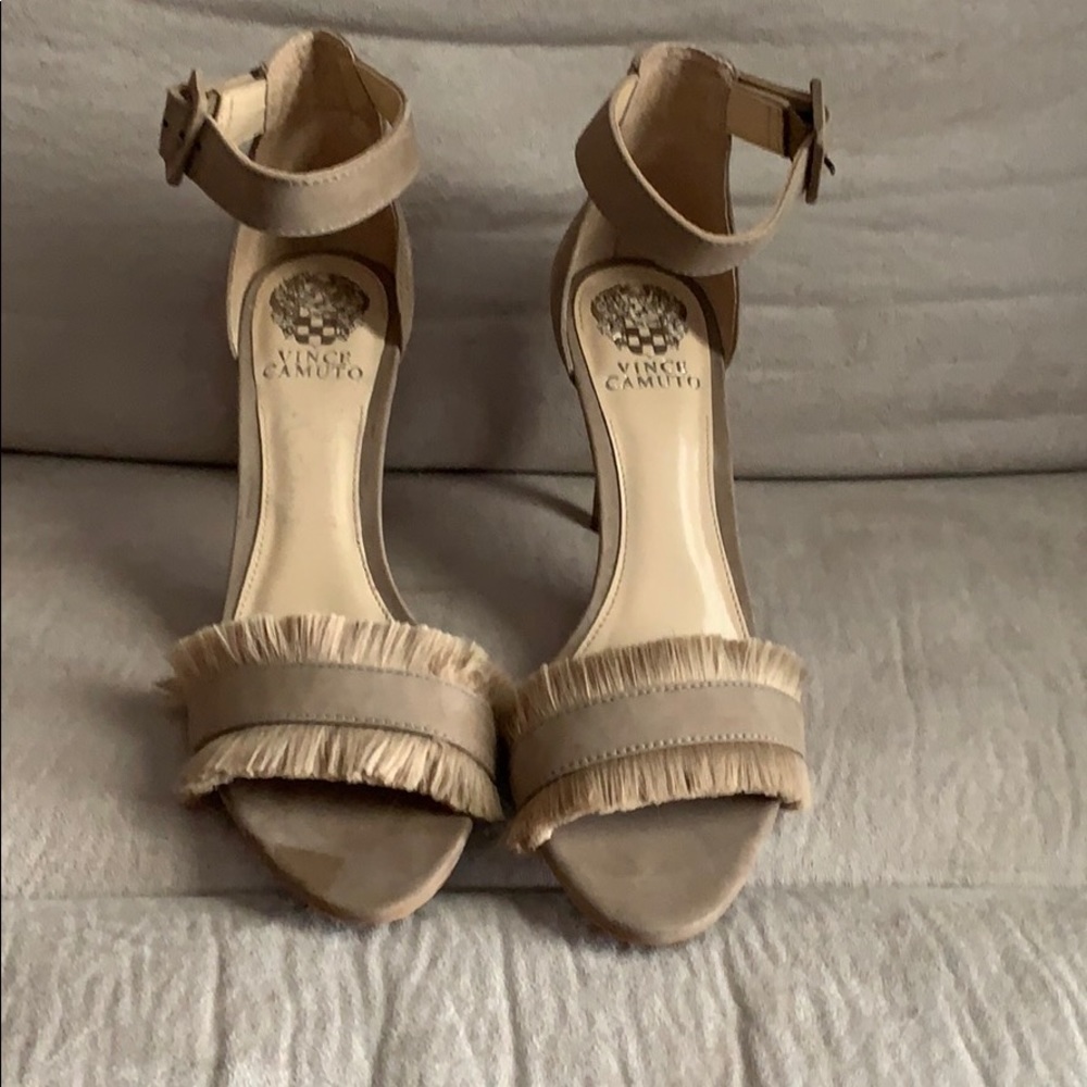 VINCE CAMUTO WOMEN'S JOSHINA NUBUCK PUMP